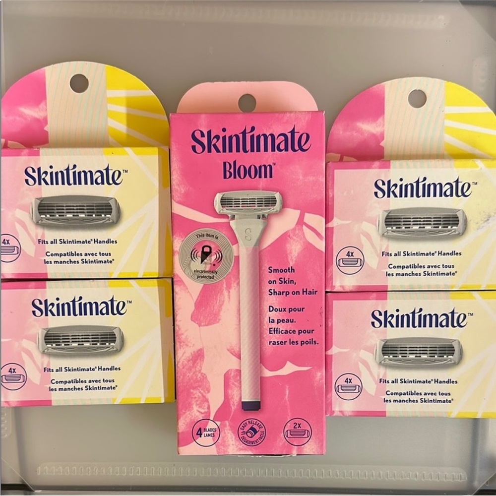 Skintimate Bloom Razor and Refill Set